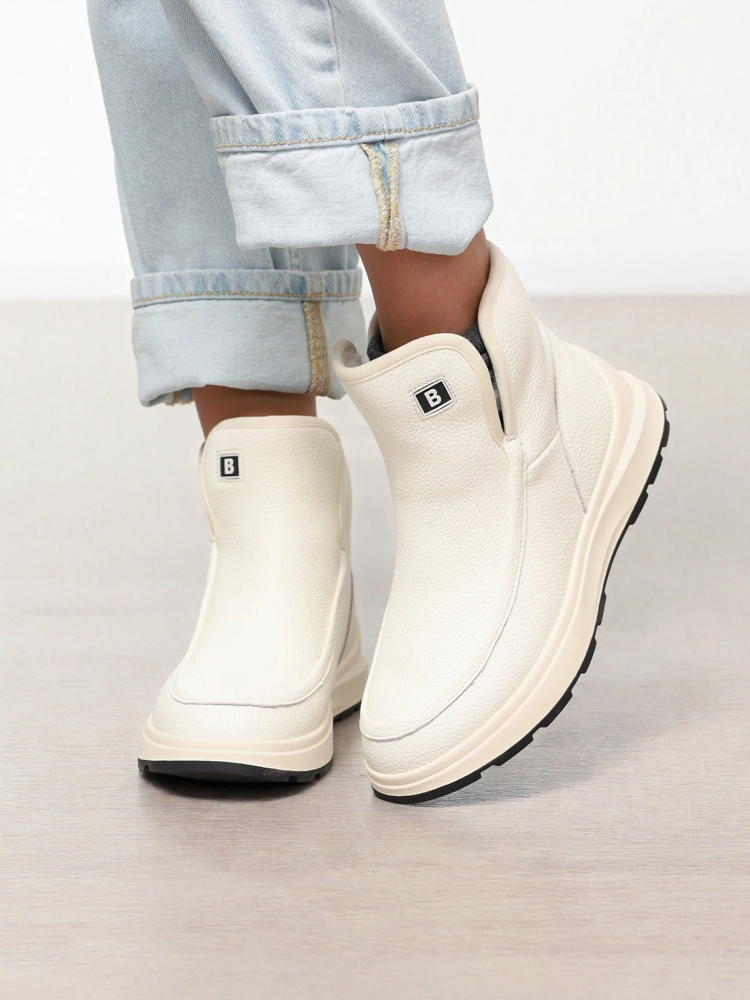 Ботинки белого цвета на низкой подошве